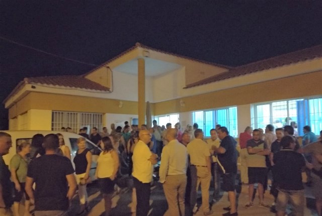 Vecinos de Lorca y Águilas asisten a una reunión tras la que Fulgencio Gil ordena suprimir el convenio para el control de vehículos a playas de Calnegre 
