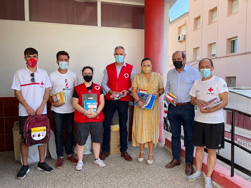 NNGG Águilas entrega a Cruz Roja el material escolar recogido en la Plaza de España
