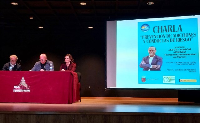 El doctor Jesús Javier García ofrece una charla en Águilas sobre prevención de adicciones y conductas de riesgo en adolescentes