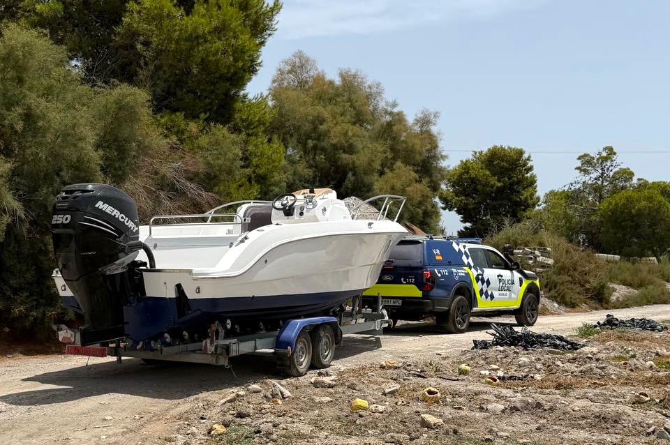 La Policía Local recupera una embarcación sustraída en un establecimiento de Águilas