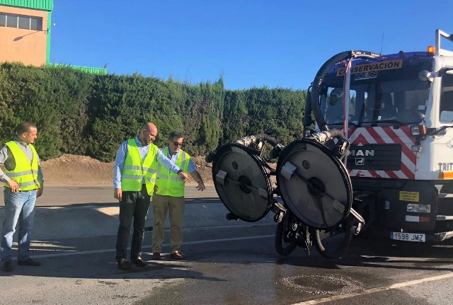 El director de Carreteras supervisa en Águilas una de las actuaciones en las que se aplica una nueva técnica para la reducción de accidentes