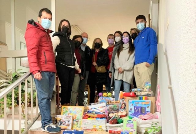 La Agrupación Socialista de Águilas y Juventudes Socialistas hacen entrega a Cáritas de alimentos y juguetes recogidos en su campaña de Navidad