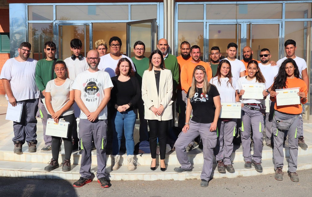 Los alumnos trabajadores participantes en el PMEF de jóvenes reciben sus certificados de profesionalidad