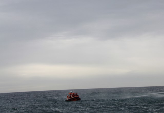 Efectivos de Salvamento Marítimo rescatan a 2 personas que iban en un bote a remo en la costa de Águilas