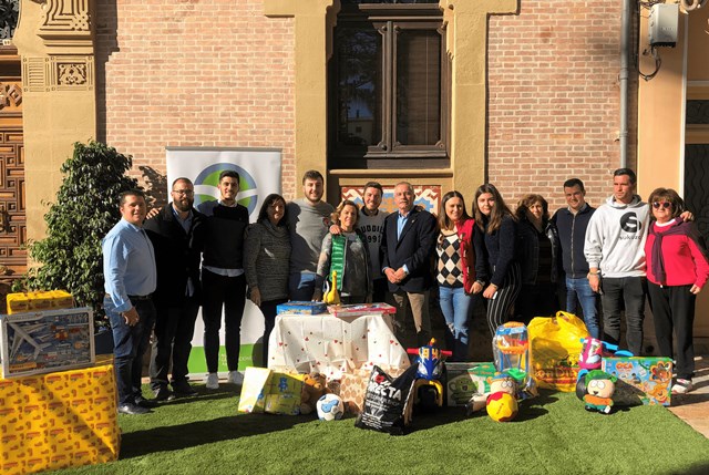 La campaña de recogida de juguetes de Nuevas Generaciones ha llegado hoy a Águilas