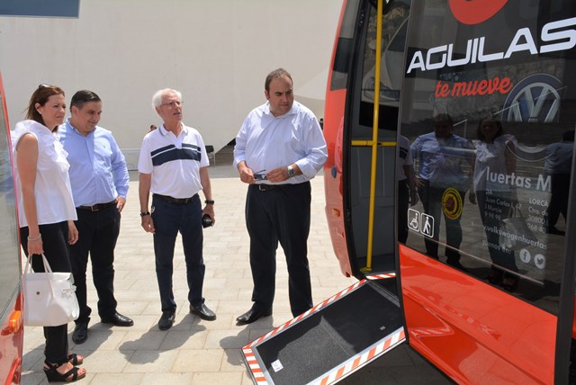 Nuevos vehículos, ampliación de horarios y una línea entre Calabardina y Calarreona, entre las mejoras del servicio de transporte urbano