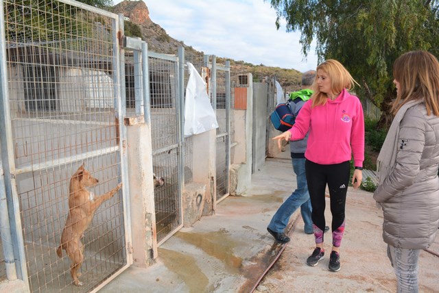 La alcaldesa de Águilas destaca el importante trabajo de los voluntarios en su visita a Aguiproan