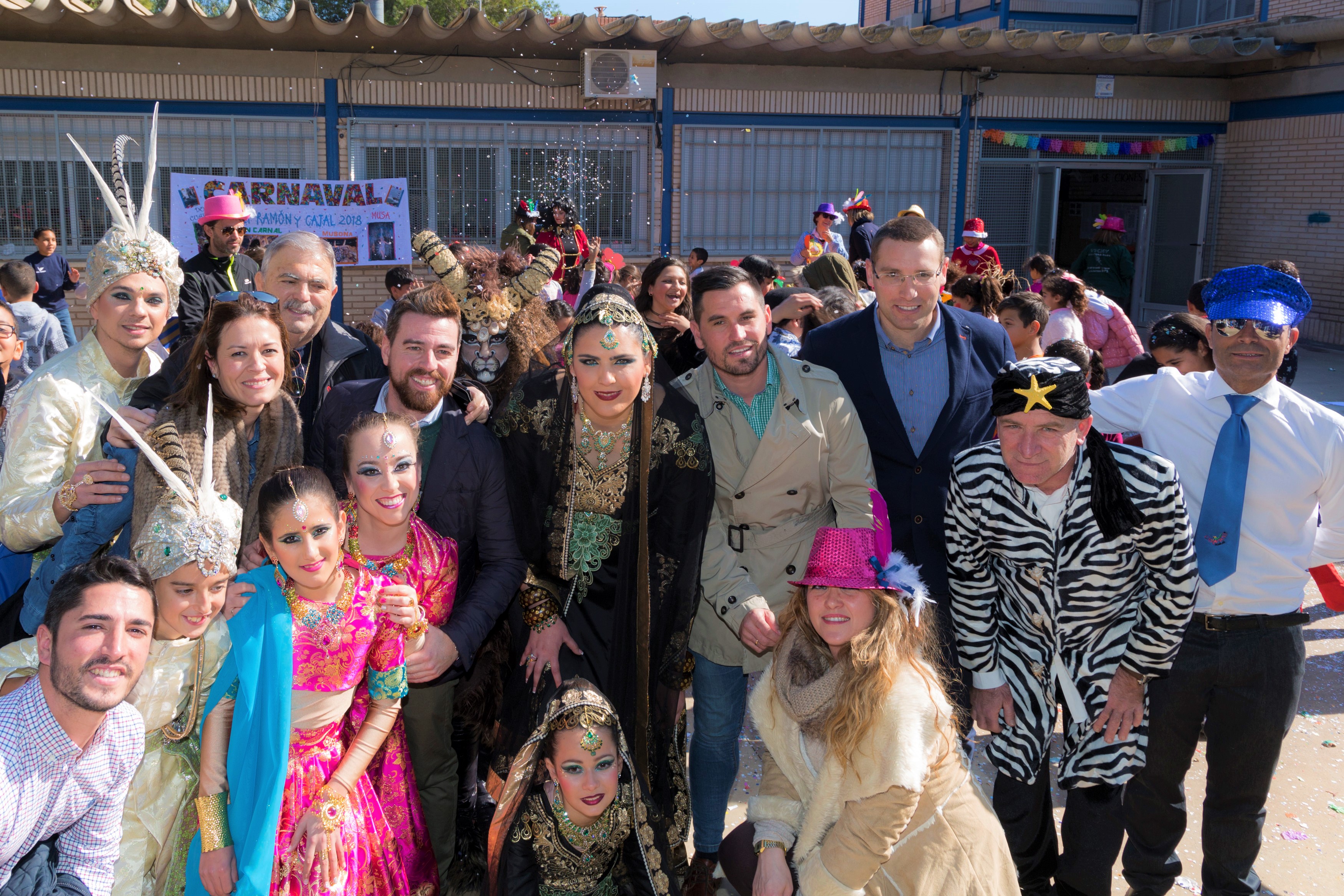 Los alumnos del Ramón y Cajal celebran su particular batalla de cascarones