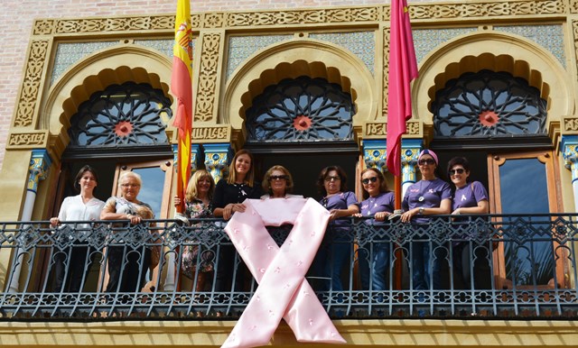 El Ayuntamiento de Águilas se suma “al rosa” en la lucha contra el Cáncer de Mama