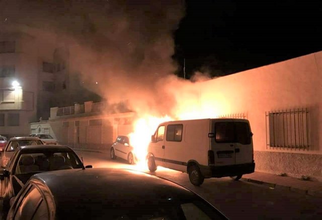 Rápida actuación de los servicios de emergencia en el incendio de dos vehículos en Águilas
