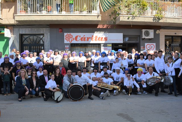 Los aguileños depositan sus “kilos de solidaridad” sobre los tronos del Nazareno y la Oración del Huerto