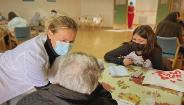 Mayores y jóvenes comparten experiencias, gracias al Programa de Innovación del IES Alfonso Escámez de Águilas