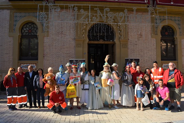 Los componentes del espectáculo ‘Aladín, un musical genial’ recogen juguetes para Cruz Roja en Águilas