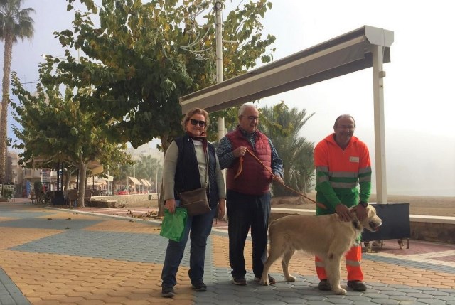El Ayuntamiento de Águilas prosigue con el reparto de botellines para acabar con los orines de mascotas en las calles