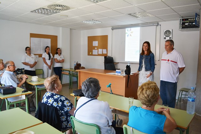 La alcaldesa de Águilas visita el programa de garantía juvenil "Tú me enseñas, yo te enseño"