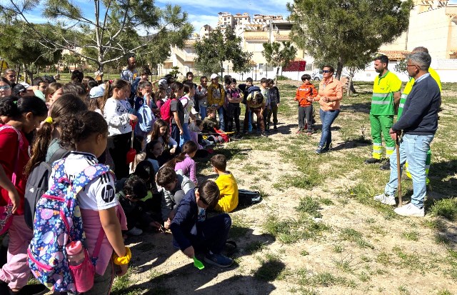 El alumnado de Ecoescuelas Litorales participa en una actividad de reforestación
