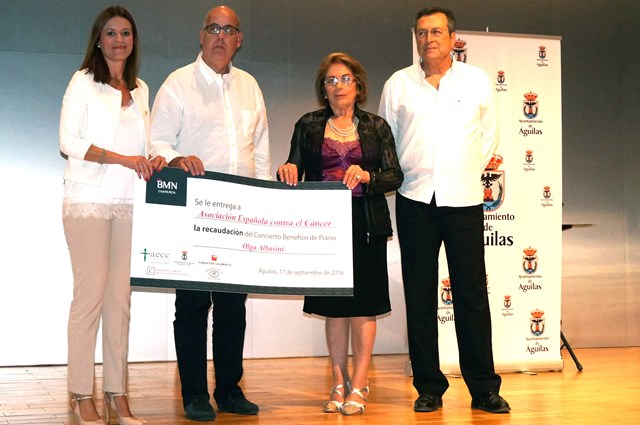 La AECC en Águilas recibe 2.700 € de la recaudación obtenida en el concierto de Olga Albasini