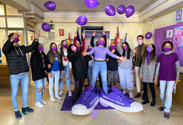 Los institutos de Águilas se suman a la campaña "Ponte en mis zapatos" contra la violencia de género