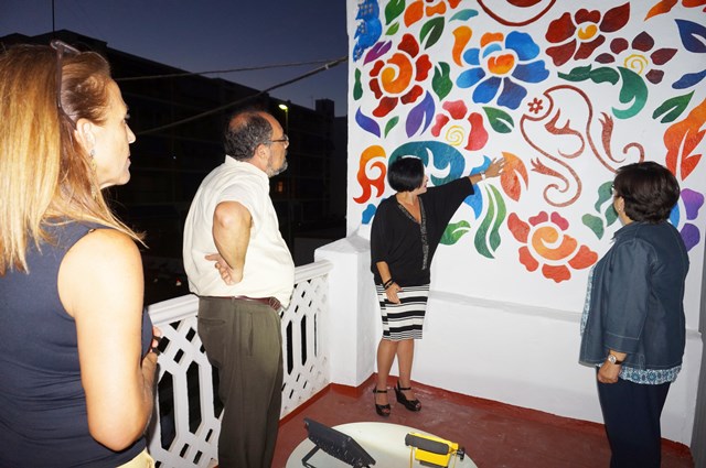 La artista Gelu Pérez dedica un mural a las bordadoras aguileñas