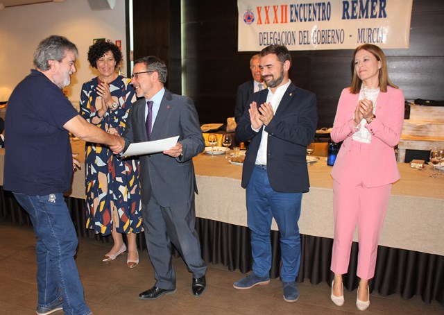 Moreno asiste a la entrega de la Medalla al Mérito de la Protección Civil a la Red Nacional de Radio Emergencia en la Región de Murcia
