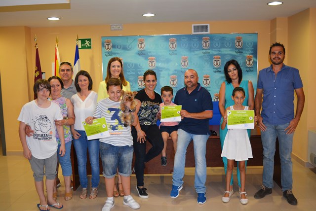 Los ganadores del concurso “Yo las recojo ¿y tú?” reciben los premios para sus mascotas 