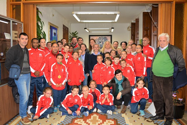 La alcaldesa y el edil de Deportes reciben al Club Kárate Águilas tras su exitoso paso por la Liga Nacional