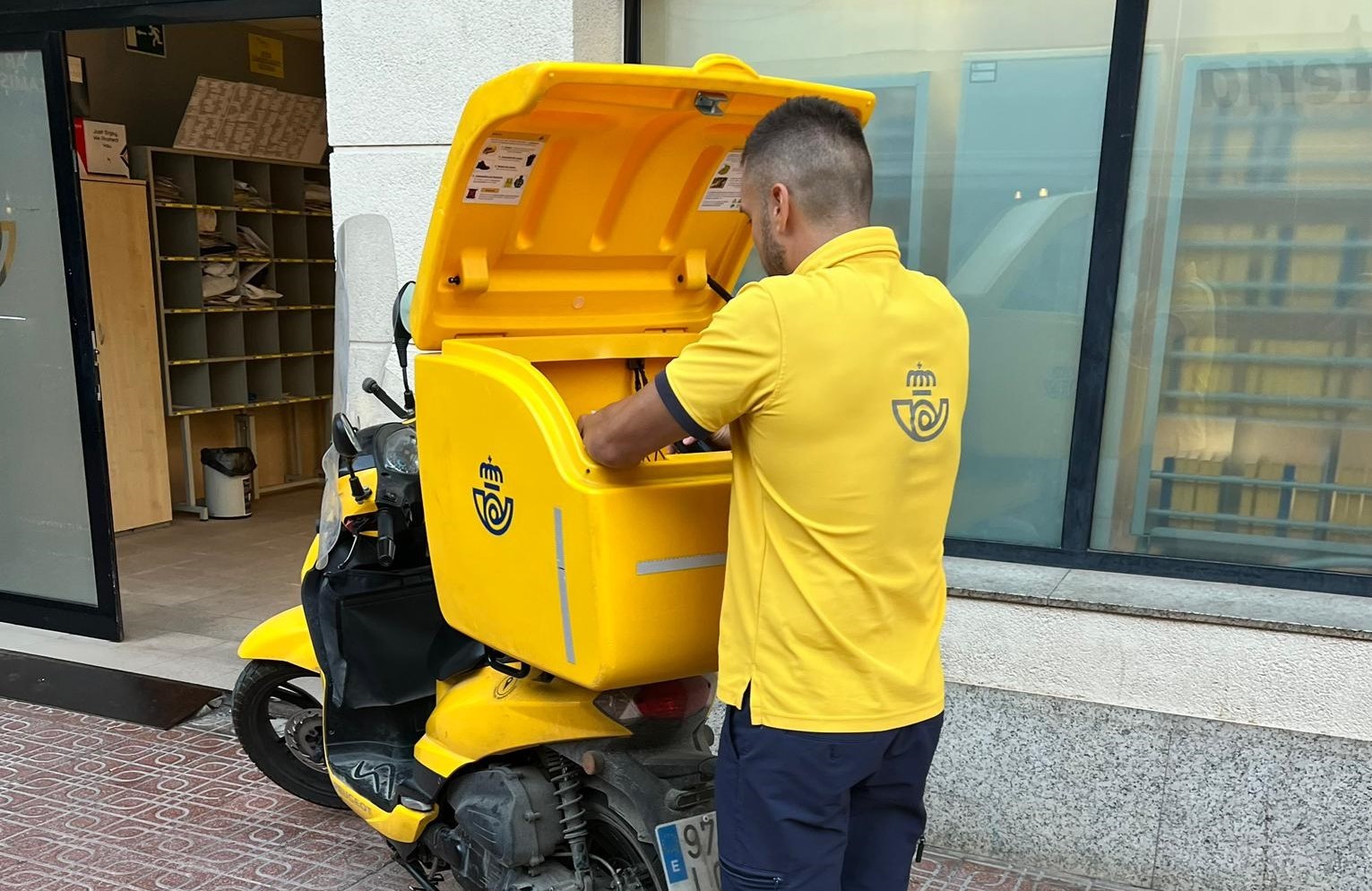 El acuerdo entre Correos y sus trabajadores de reparto en Águilas permite reactivar el servicio