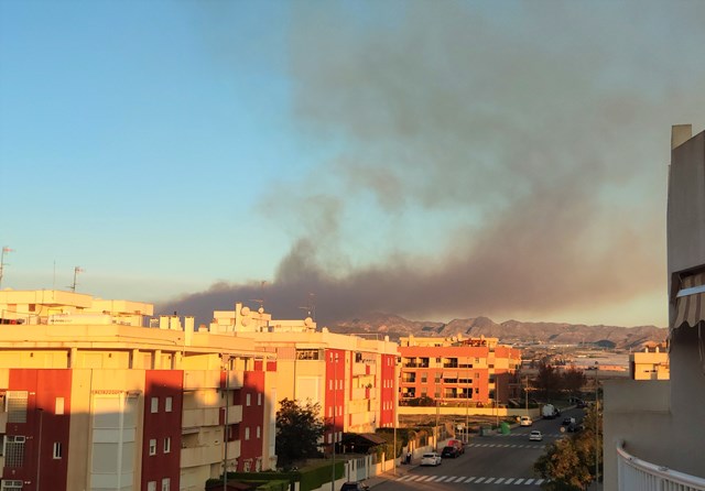 Una plataforma ciudadana denuncia que las quemas agrícolas hacen irrespirable el aire en Águilas 