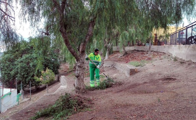 El Ayuntamiento de Águilas trabaja en la mejora de las zonas verdes del Molino de los Alacranes