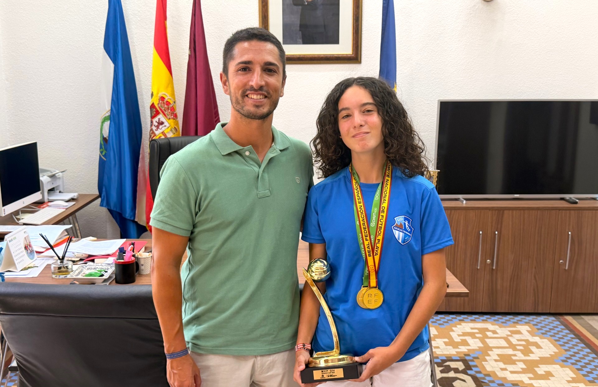El alcalde de Águilas recibe a la futbolista aguileña Julia García Cazorla tras una temporada llena de éxitos