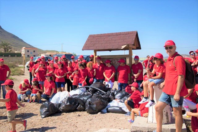 Un centenar y medio de voluntarios del Banco Santander realizan una jornada de concienciación y cuidado del medio ambiente en Águilas