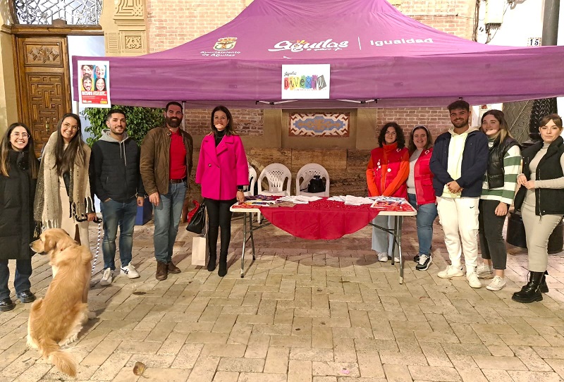 Águilas Diversa y Cruz Roja montan un stand con motivo del Día Mundial del SIDA