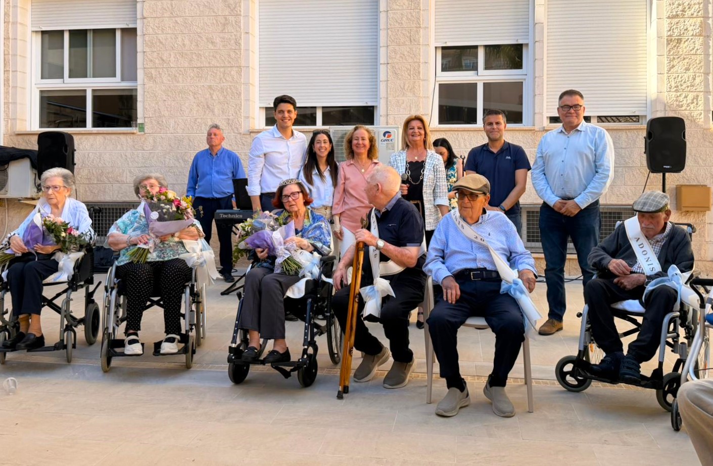 Mayores, familias y trabajadores disfrutan de la tradicional verbena de la Residencia San Francisco de Águilas