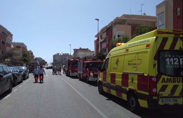 Dos mujeres de Águilas tienen que ser atendidas en un incendio declarado en un garaje