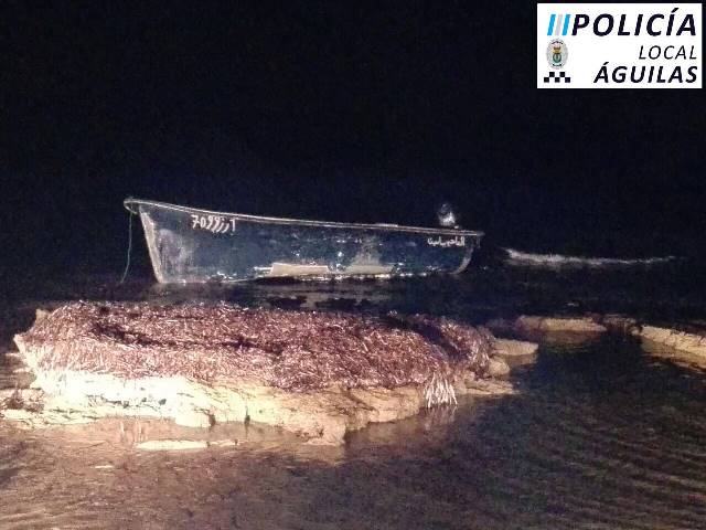 Policía Local y Guardia Civil interceptan una patera en la playa de La Cola de Águilas 