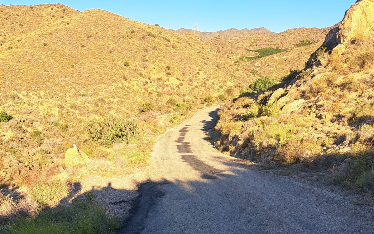 El Ayuntamiento desarrolla trabajos de mantenimiento y parcheo en distintos caminos rurales de Águilas