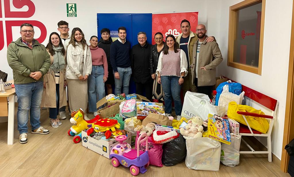 NNGG Águilas entrega a Cáritas los juguetes y ropa recogidos en su campaña solidaria