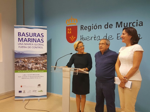 La Comunidad trabaja con los pescadores murcianos en un proyecto para mejorar la limpieza de los fondos marinos