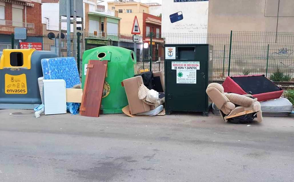Policía Local de Águilas abre varios expedientes sancionadores por abandonar enseres y muebles en la vía pública 