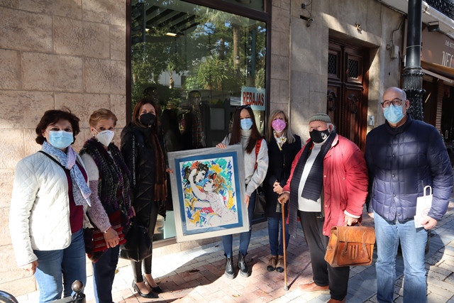 Marta García recibe la obra de Coronado donada por la Asociación de Amigos de la Cultura