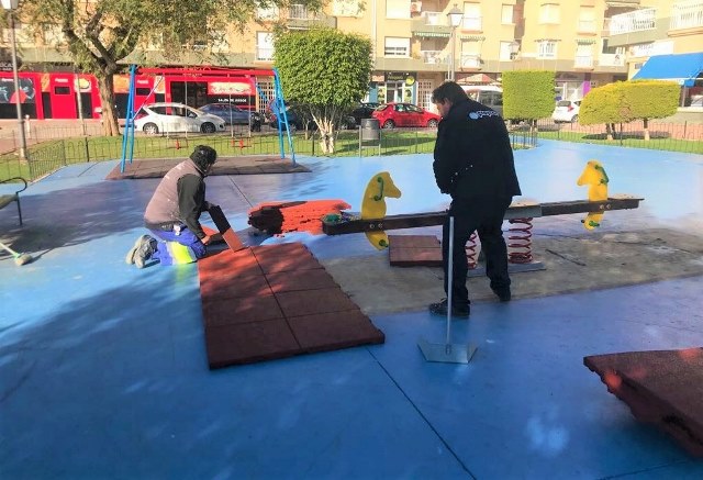 El Ayuntamiento de Águilas inicia los trabajos de mejora en los parques infantiles de Gutiérrez Mellado y La Loma II 