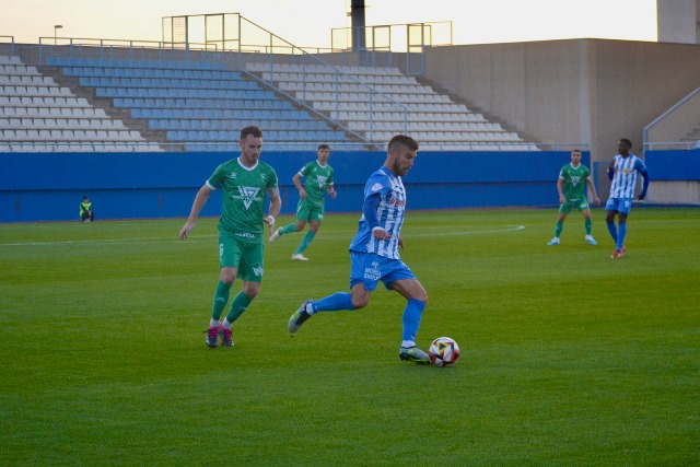El Águilas se exhibe en una primera parte maravillosa en Lorca y golea al Antoniano para asaltar la segunda plaza