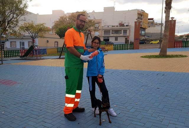 El Ayuntamiento de Águilas continúa con su campaña de reparto de botellas de agua y vinagre para acabar con las machas de orines de mascotas