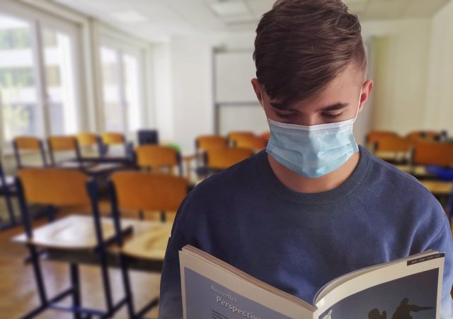 La presencialidad quedará supeditada a que el 70 por ciento de los docentes estén vacunados y a que el nivel de contagio lo permita 