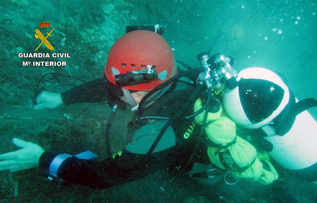 La Guardia Civil retira una red del fondo marino en Águilas por riesgo para la práctica de actividades náuticas