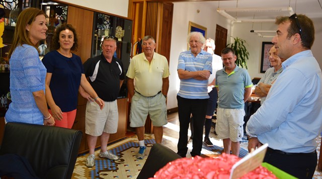 La alcaldesa de Águilas recibe a un grupo de irlandeses pertenecientes a un Fam Trip organizado por Sureste Incoming