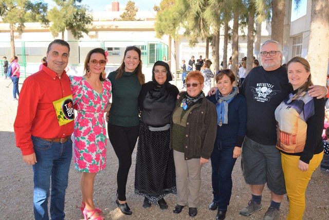 El colegio Las Lomas de Águilas celebra su tradicional castañada enmarcada en la década de los 80