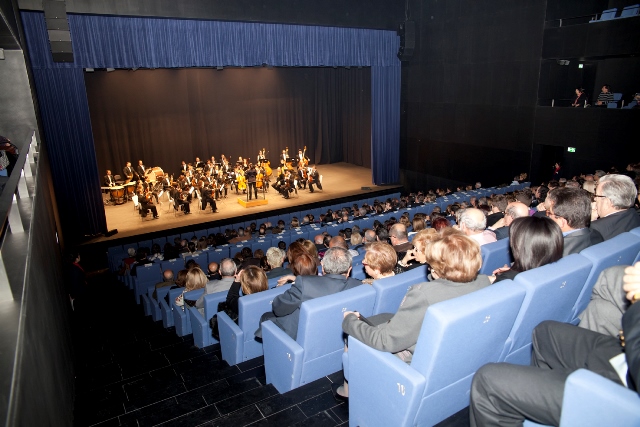 El Auditorio de Águilas se convierte en espacio accesible para personas con discapacidad auditiva