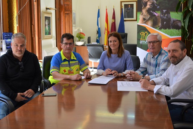 Águilas se convierte en el primer municipio murciano en adherirse a un servicio gratuito de acogida de mascotas para personas hospitalizadas