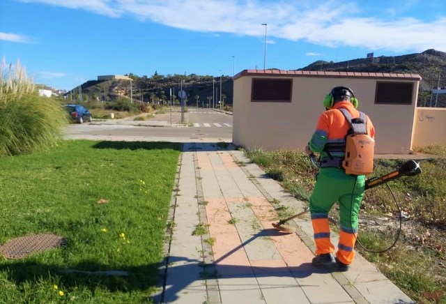 El Ayuntamiento pone en marcha una campaña de limpieza de choque en las calles de Águilas que ha comenzado esta semana en la zona de Los Jardines